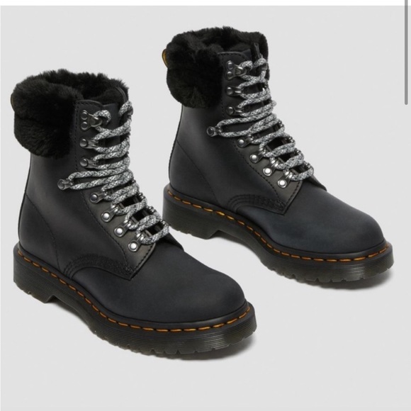 Dr. Martens Shoes - NEW DR MARTENS 1460 Serena Collar Streeter Boots
Women’s Size 8